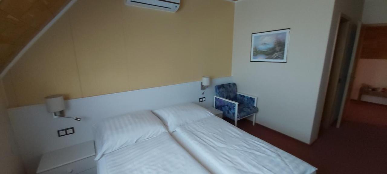 Holp Panzio Hotel บาลาตอนเฟิลด์วาร์ ภายนอก รูปภาพ